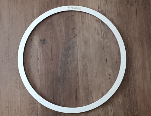 Dřevěný kruh vnější pr. 30cm, vnitřní pr. 27cm.