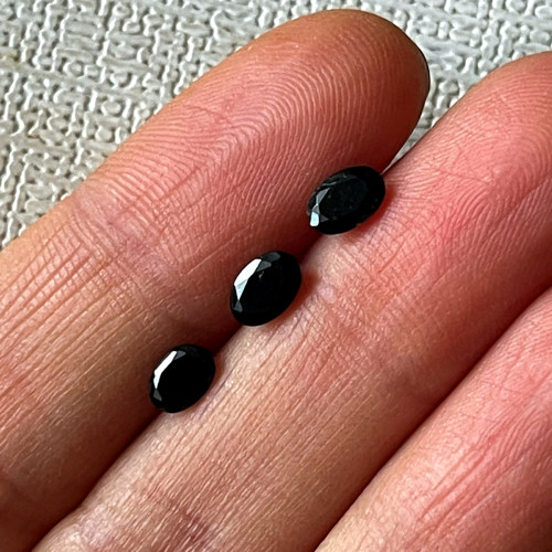 Turmalín čierny brúsený oválny výbrus / 6x4mm