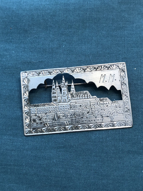Starožitná velká vyřezávaná brož Praha monogram