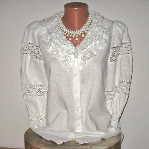 Bohatě zdobená krajkou 18068 P35