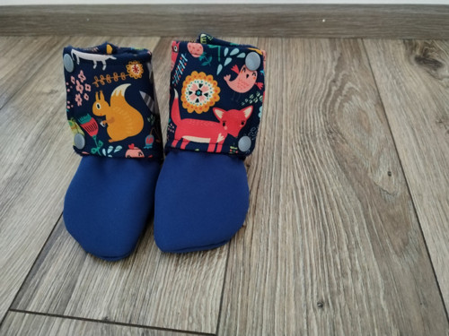 Capáčky ze softshellu s beránkem do kočárku