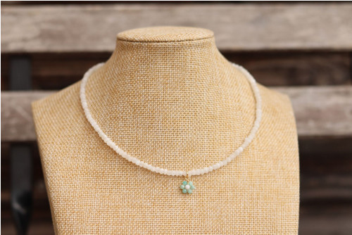 Choker mesačný kameň s kvetinkou
