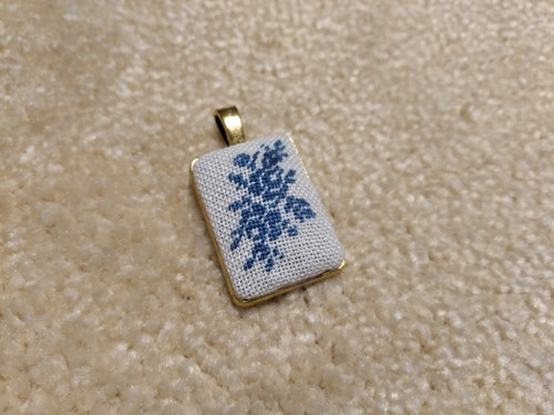 Přívěsek ručně vyšívaný Petit point: Modré růže