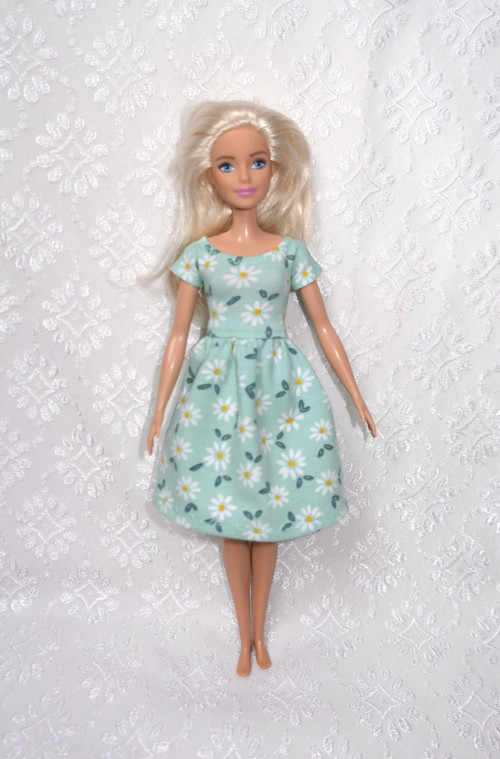 Úpletové šaty pro Barbie — foto 1