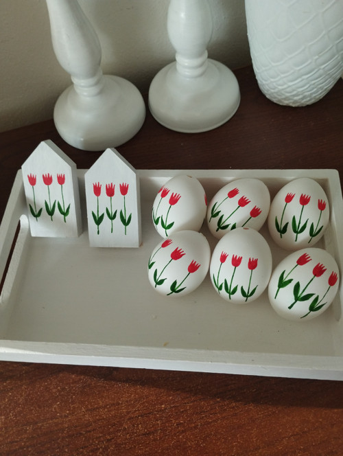 S červenými tulipány — foto 1