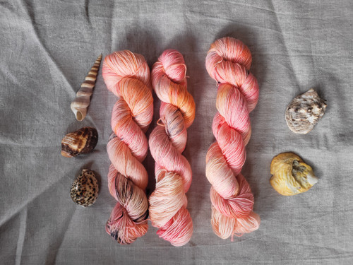 Lososová 4ply-ručně barvená 100% merino vlna