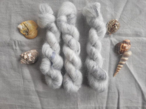 Našedlý KID SILK - ručně barvený mohér a hedvábí