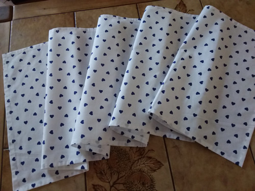 Ubrus modrá srdíčka na bílém