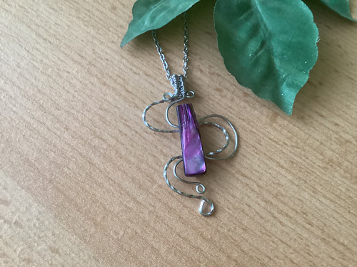 Náhrdelník z chirurgické oceli a fialovou perletí
