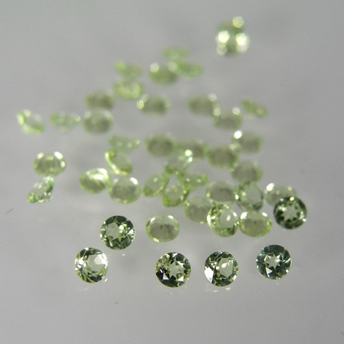 Jeden karát broušených Olivínů, 1,8x1,8x1,2 mm