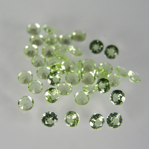 Jeden karát broušených Olivínů, 1,8x1,8x1,2 mm
