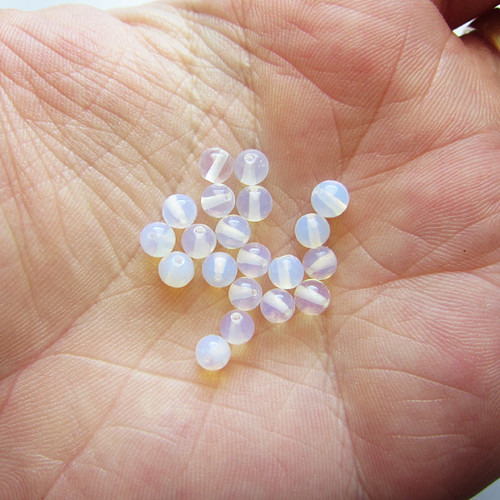 Opalit korálky vrtané 4 mm, 5 kusů