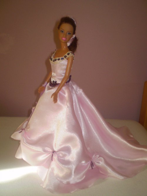 Růžové šatičky na barbie — foto 1