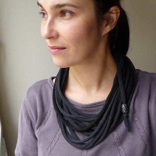 Dramatická šedá — foto 1