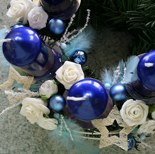Adventní věneček tmavěmodrobílý — foto 1