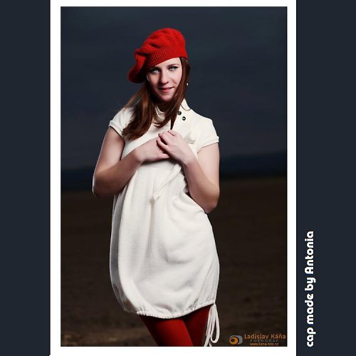 Cihlový háčkovaný baret — foto 1