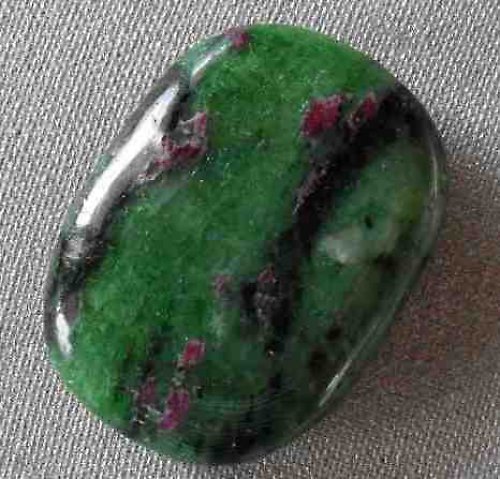 Rubín zoisit 40x28x10mm — foto 1