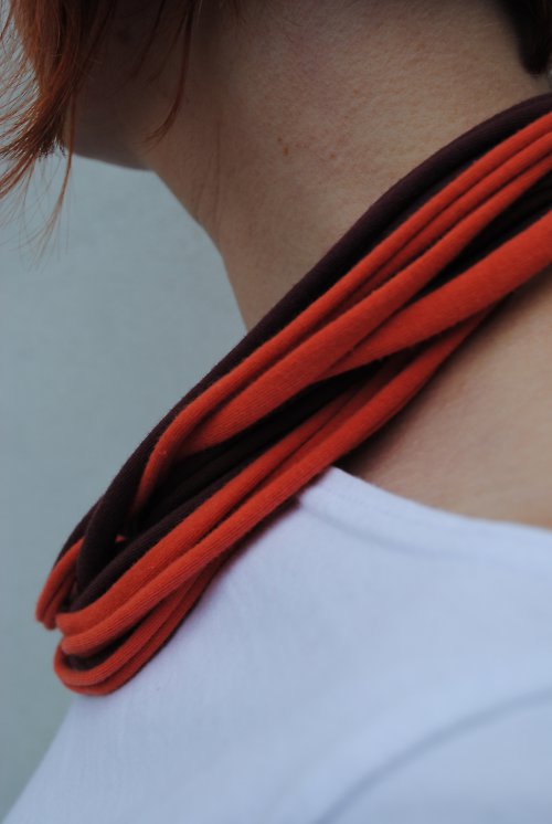 Švadlenčin náhrdelník hnědo oranžový — foto 1