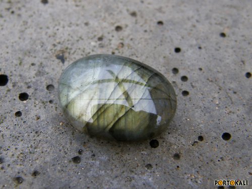 Labradorit - kabošon 1,7 cm — foto 1