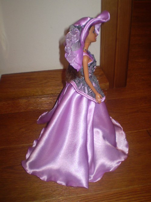 Šatičky s kloboučkem pro Barbie — foto 1