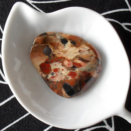 Jaspis brekcie 36 x 30mm — foto 1