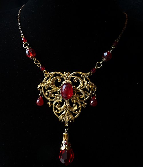 Art nouveau delight in red — foto 1