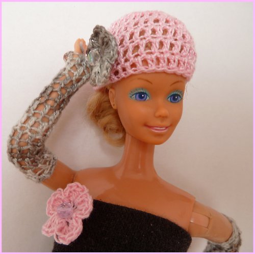Háčkovaná čepička s kytkou pro Barbie — foto 1