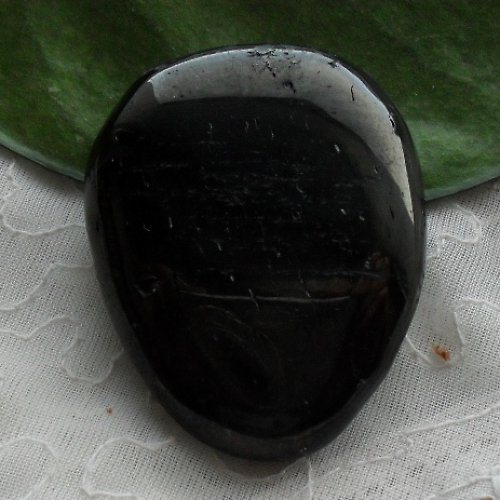 Černý jantar - gagát cca37x30x10mm — foto 1