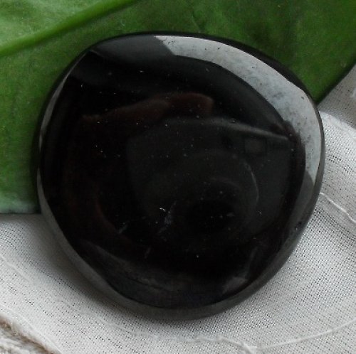 Černý jantar - gagát cca33x33x8mm — foto 1