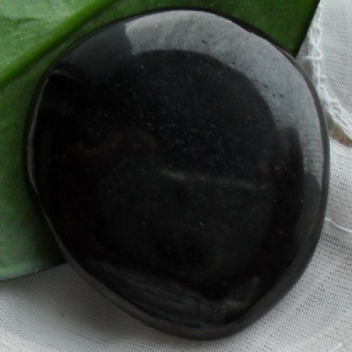 Černý jantar - gagát cca36x33x9mm — foto 1