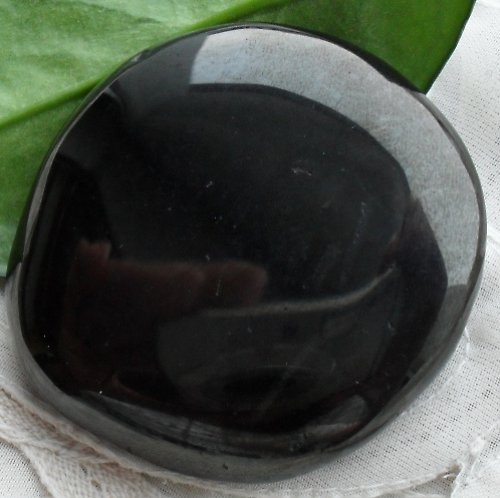 Černý jantar - gagát cca50x46x11mm — foto 1