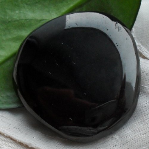 Černý jantar - gagát cca43x41x10mm — foto 1