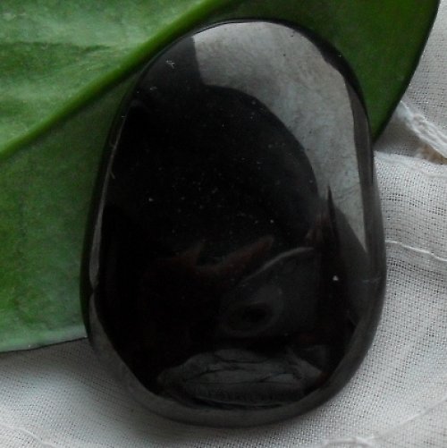 Černý jantar - gagát cca38x28x10mm — foto 1
