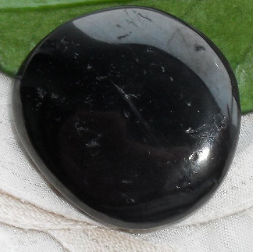 Černý jantar - gagát cca43x38x8mm — foto 1