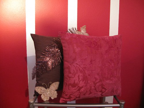 Růžový sametový polštářek s ornamentem — foto 1