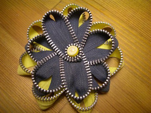 Brož "NightGerber with Yellow Heart" — foto 1