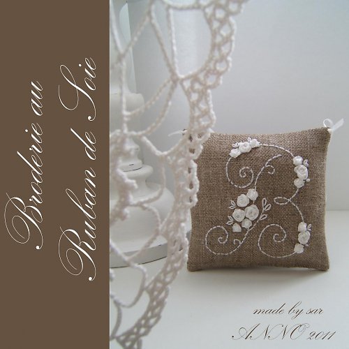 Broderie au ruban - monogram bílý — foto 1