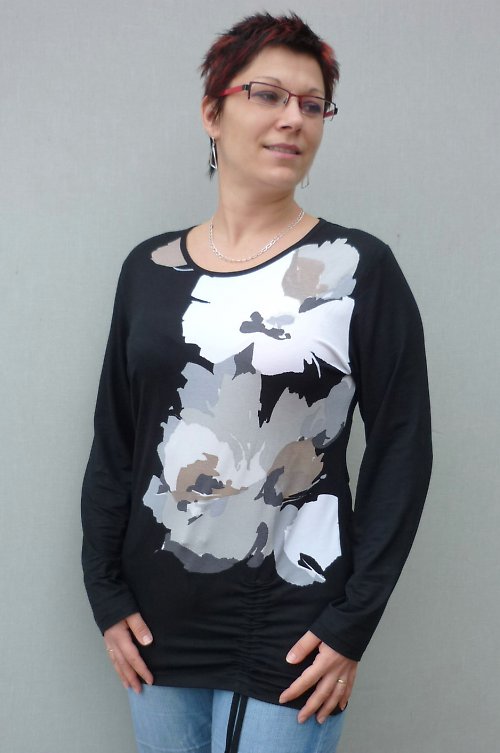 Černá halenka s květy — foto 1