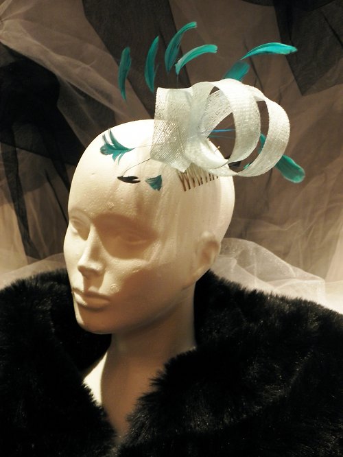 Bledomodry fascinator s tyrkysovymi pierkami — foto 1