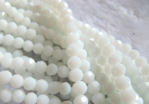 Broušené korálky porcelánově bílé — foto 1