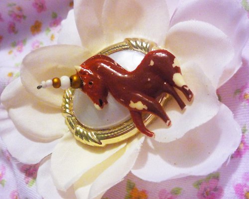 Brož Brown Unicorn — foto 1