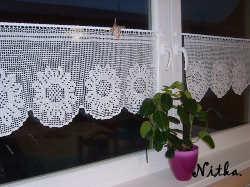 Vitrážová háčkovaná záclonka-květy II — foto 1