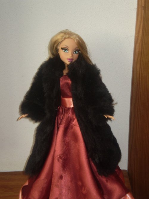 Černý dlouhý kožíšek pro Barbie — foto 1