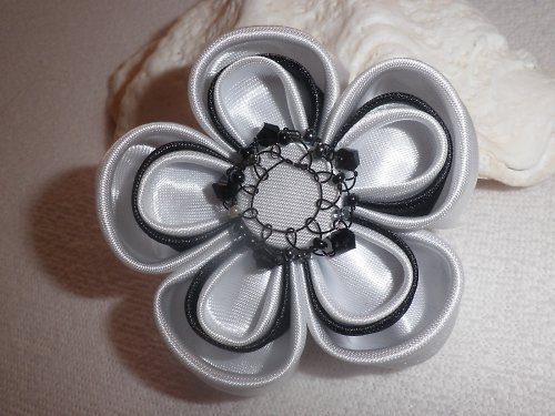 Kanzashi brož Jet diamond — foto 1
