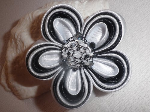 Kanzashi brož Black and white strips — foto 1
