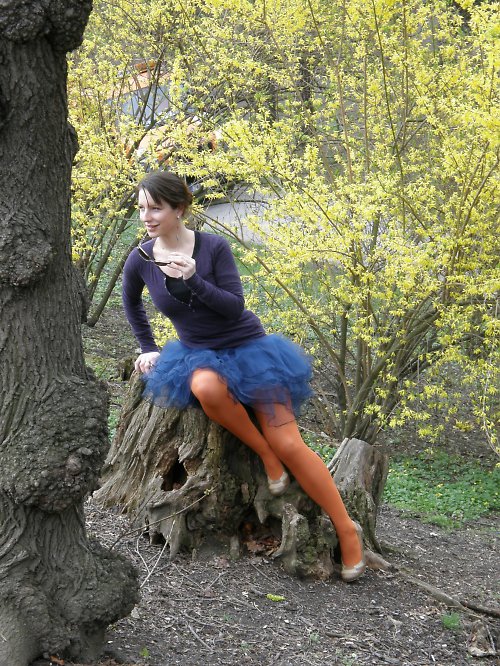 TMAVĚ MODRÁ tylová sukýnka — foto 1