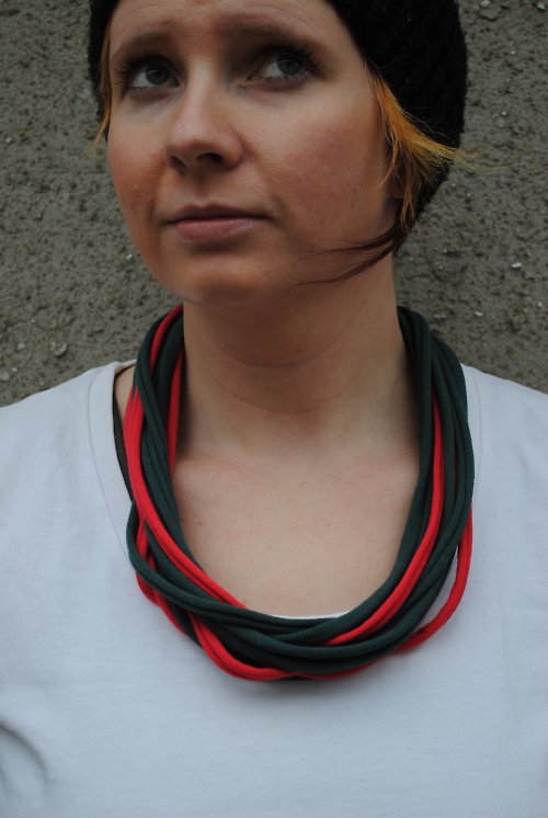 Náhrdelník láhvově červený — foto 1