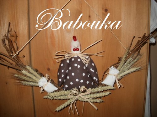 Slepička na proutěné houpačce- do okna — foto 1