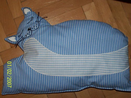 POLŠTÁŘEK - spící kočka :O) — foto 1