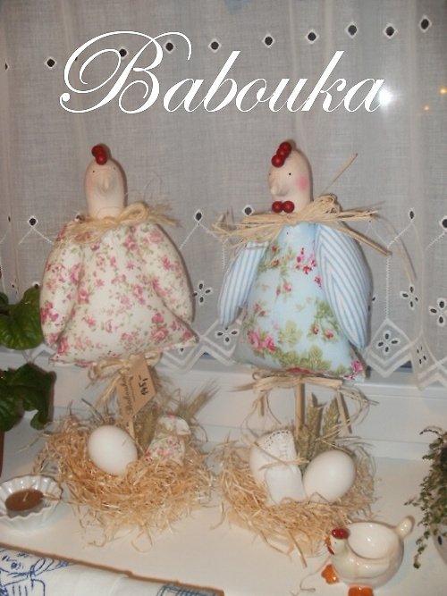 Slepička na dřevěném stojánku — foto 1